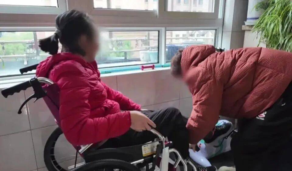 28岁妻子突发罕见病全身瘫痪<strong></p>
<p>凤凰金融理财</strong>，丈夫哄骗卖婚房携款失踪，检方强势介入