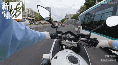 事发上海晚高峰！汹涌车流中<strong></p>
<p>凤凰金融理财</strong>，一男子绝望跳车，直奔民警而去……