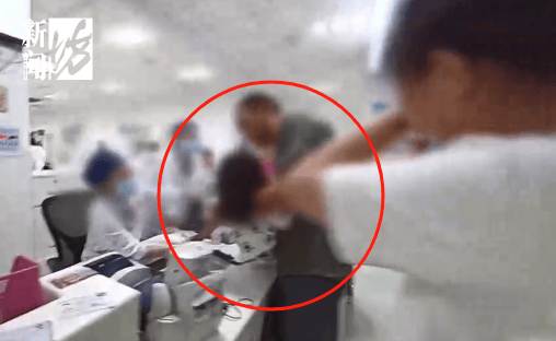 事发上海晚高峰！汹涌车流中<strong></p>
<p>凤凰金融理财</strong>，一男子绝望跳车，直奔民警而去……
