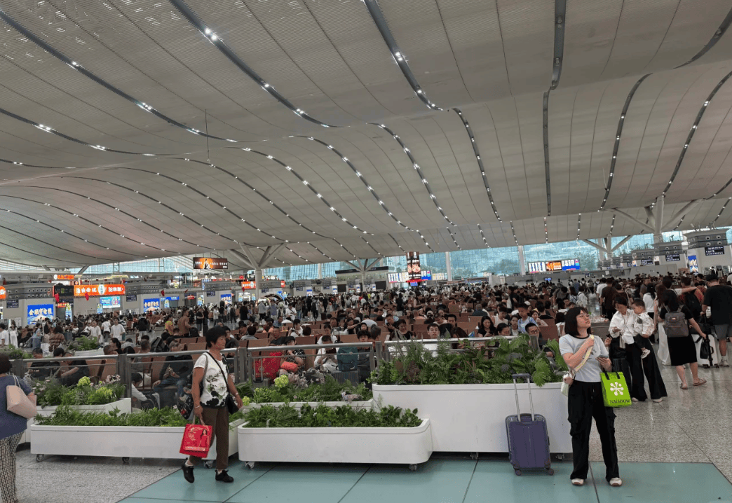 “不亚于春节回家”！凌晨5点<strong></p>
<p>凤凰金融理财</strong>，深圳有人已经堵在路上……