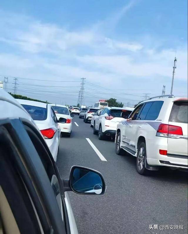 “聪明的人已经提前出发了”<strong></p>
<p>凤凰金融理财</strong>，结果高速上全是聪明人！