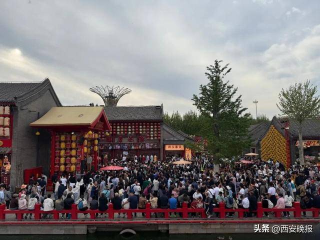 “聪明的人已经提前出发了”<strong></p>
<p>凤凰金融理财</strong>，结果高速上全是聪明人！