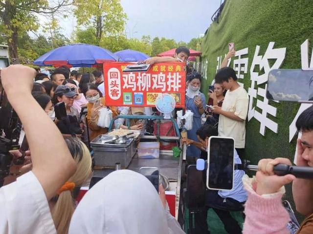 被流量砸中的“鸡排哥”：炸到中暑<strong></p>
<p>凤凰金融理财</strong>，每天睡三四个小时，怕辜负顾客不舍得休息
