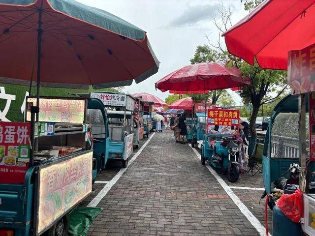 被流量砸中的“鸡排哥”：炸到中暑<strong></p>
<p>凤凰金融理财</strong>，每天睡三四个小时，怕辜负顾客不舍得休息