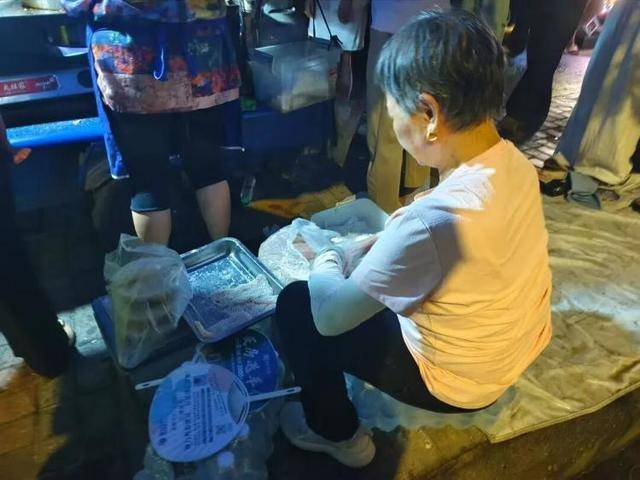 被流量砸中的“鸡排哥”：炸到中暑<strong></p>
<p>凤凰金融理财</strong>，每天睡三四个小时，怕辜负顾客不舍得休息