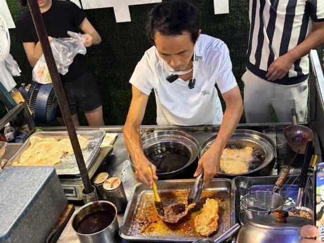 被流量砸中的“鸡排哥”：炸到中暑<strong></p>
<p>凤凰金融理财</strong>，每天睡三四个小时，怕辜负顾客不舍得休息