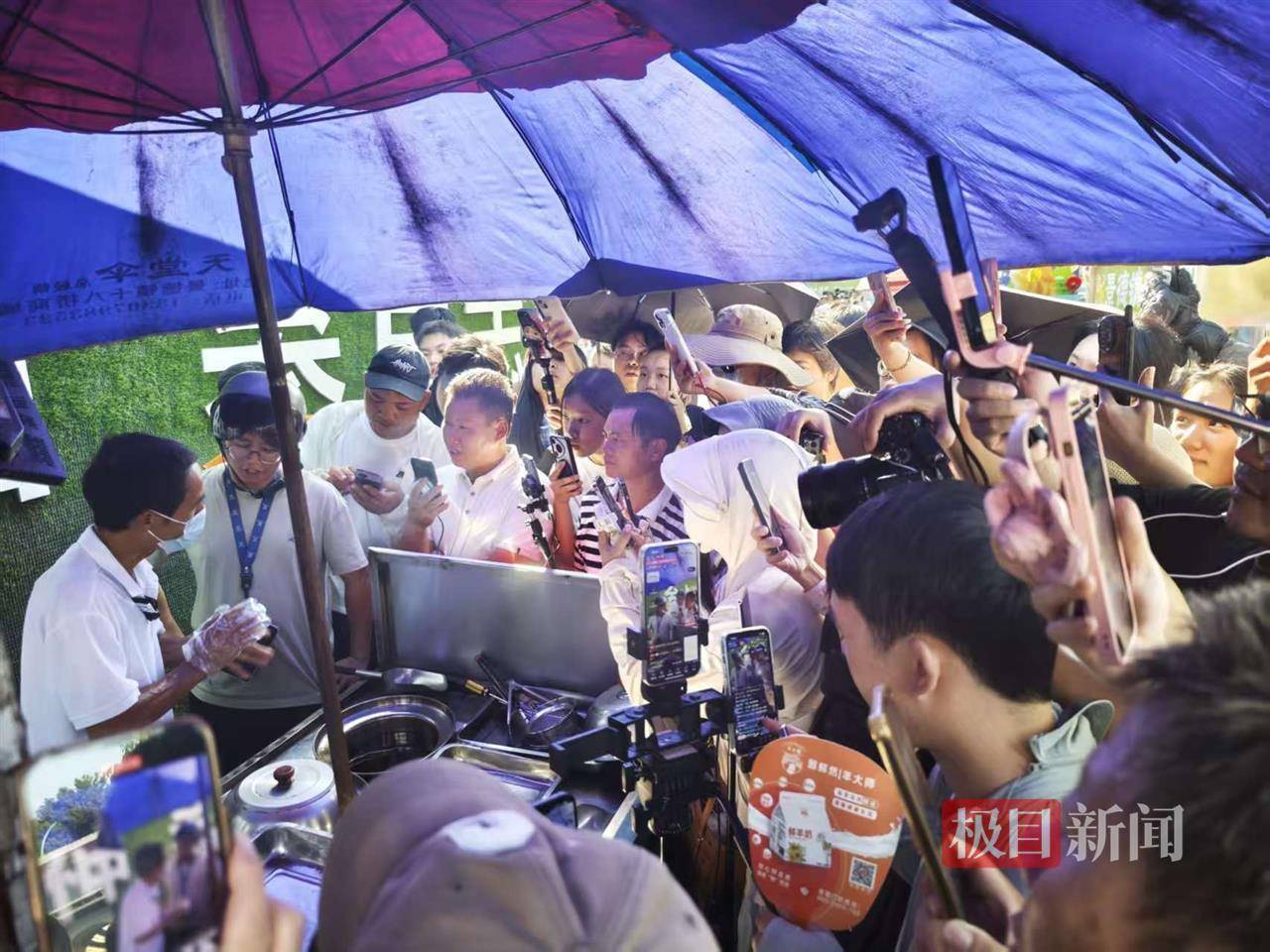 对话鸡排哥李俊永：爆火后每天一二十个镜头对着我<strong></p>
<p>凤凰金融理财</strong>，未来不考虑直播带货，更愿意和顾客待在一起