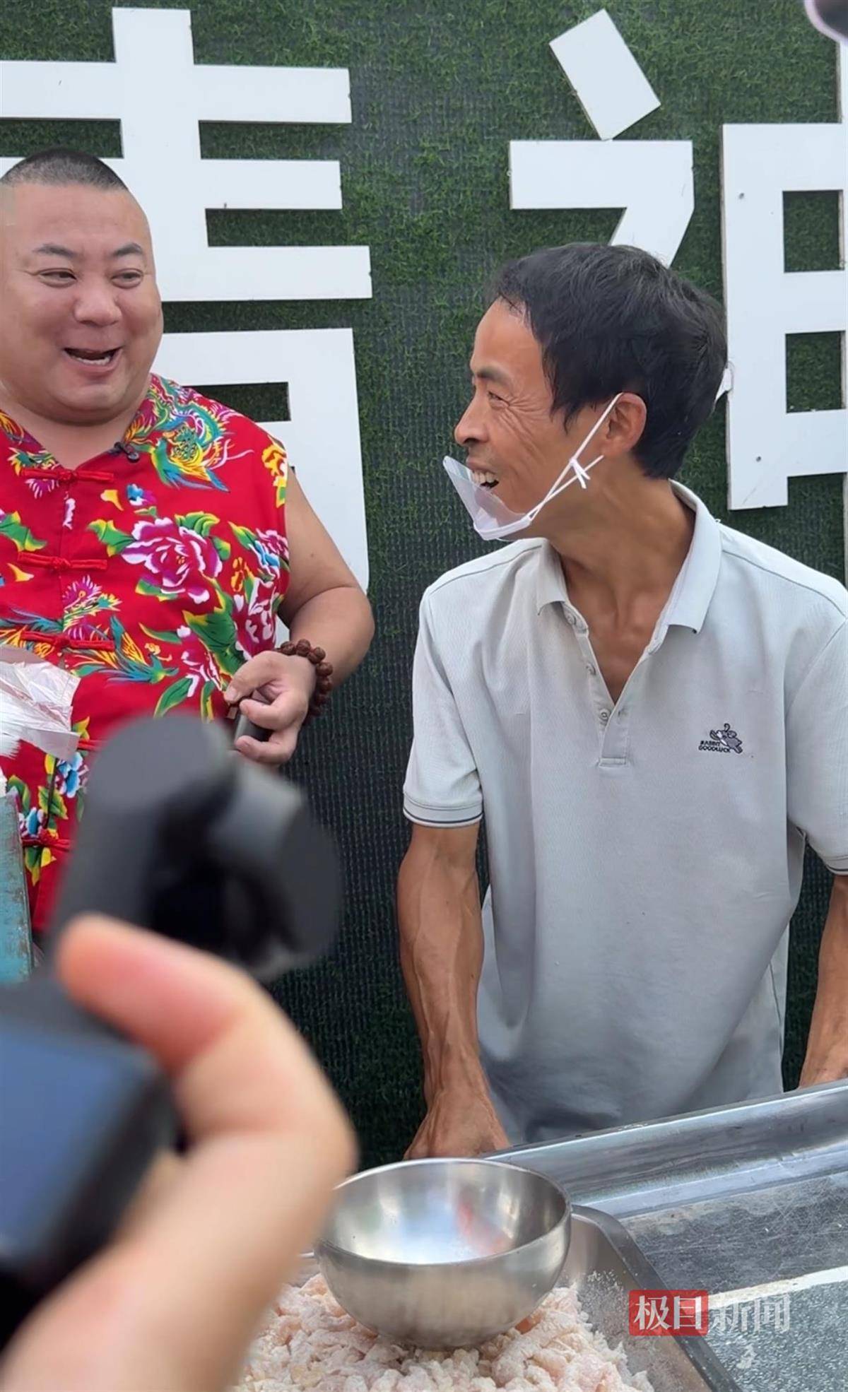 对话鸡排哥李俊永：爆火后每天一二十个镜头对着我<strong></p>
<p>凤凰金融理财</strong>，未来不考虑直播带货，更愿意和顾客待在一起