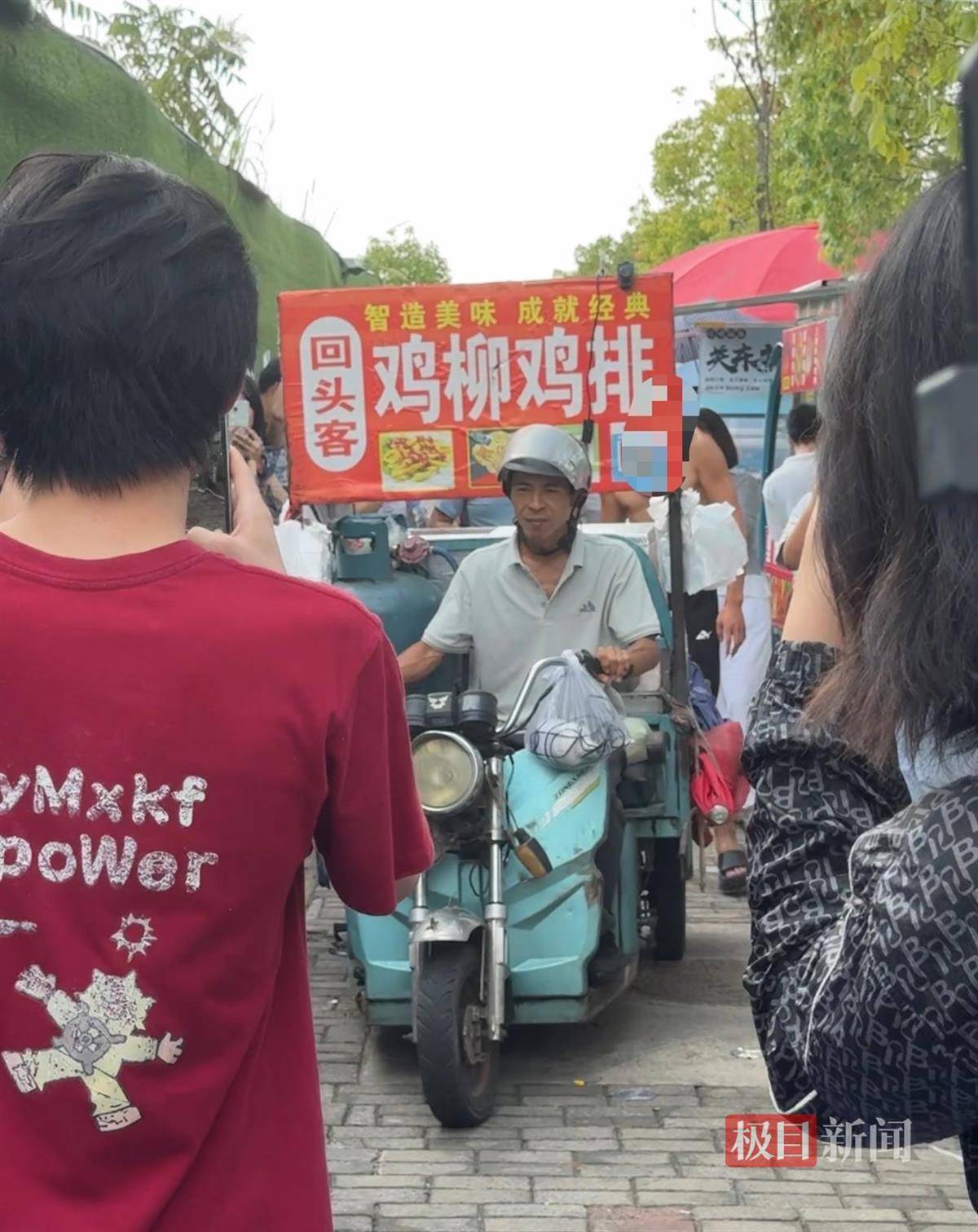 对话鸡排哥李俊永：爆火后每天一二十个镜头对着我<strong></p>
<p>凤凰金融理财</strong>，未来不考虑直播带货，更愿意和顾客待在一起