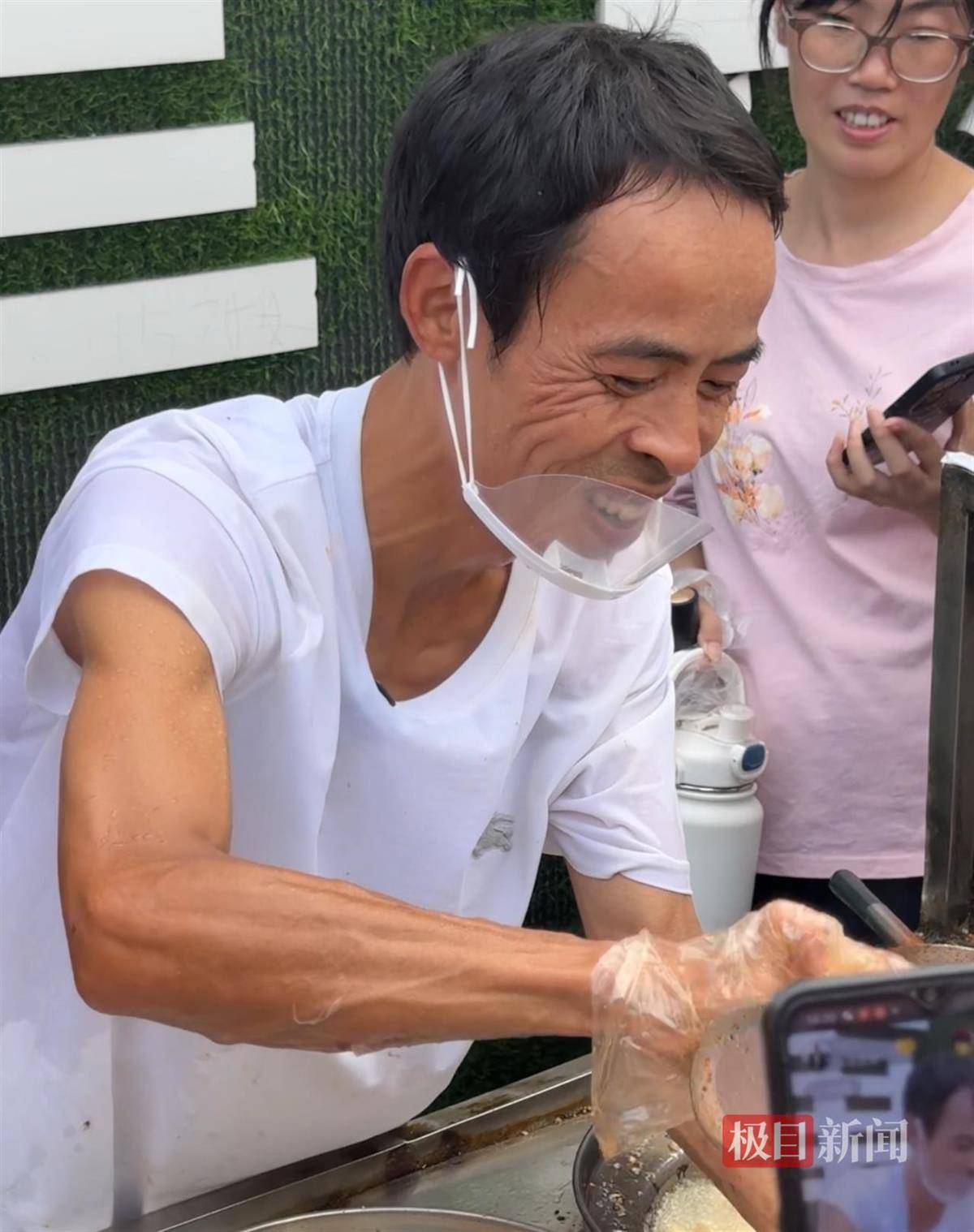 对话鸡排哥李俊永：爆火后每天一二十个镜头对着我<strong></p>
<p>凤凰金融理财</strong>，未来不考虑直播带货，更愿意和顾客待在一起
