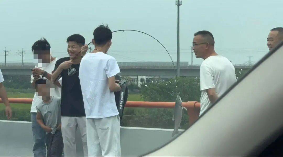 男子高速遇堵车下车钓鱼<strong></p>
<p>赚吧理财</strong>，首竿即中！开怀大笑：“鱼送路人了”