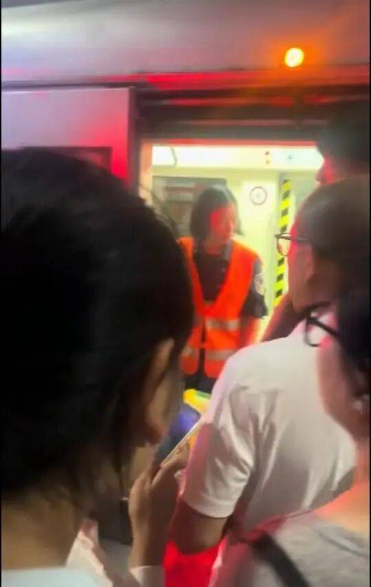 大连地铁发生故障停运一小时<strong></p>
<p>赚吧理财</strong>，目击者称看到120和警车，工作人员否认列车和人相撞，故障原因在落实中