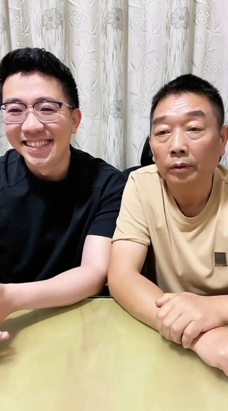 章莹颖男友国庆探望章父并协助直播<strong></p>
<p>赚吧理财</strong>，网友劝其早点结婚，本人回应