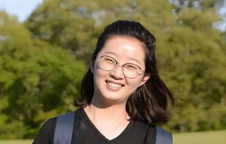 章莹颖男友国庆探望章父并协助直播<strong></p>
<p>赚吧理财</strong>，网友劝其早点结婚，本人回应