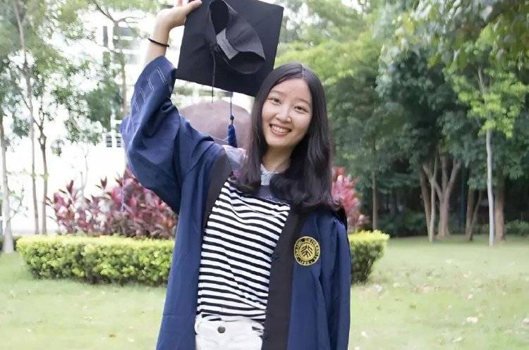 章莹颖男友国庆探望章父并协助直播<strong></p>
<p>赚吧理财</strong>，网友劝其早点结婚，本人回应