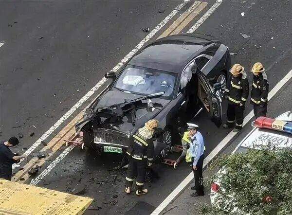 陈震谈劳斯莱斯车祸后续：对方为网约车<strong></p>
<p>理财风险</strong>，已联系到伤者家属，会全力支付应该负担的赔偿