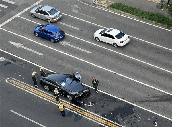 陈震谈劳斯莱斯车祸后续：对方为网约车<strong></p>
<p>理财风险</strong>，已联系到伤者家属，会全力支付应该负担的赔偿