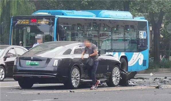 陈震谈劳斯莱斯车祸后续：对方为网约车<strong></p>
<p>理财风险</strong>，已联系到伤者家属，会全力支付应该负担的赔偿