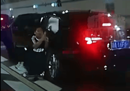 10岁男孩跪地拦车哭求“救救妈妈”<strong></p>
<p>理财风险</strong>，感动全网！其母发声