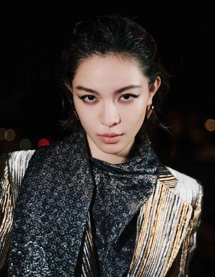 时装周上的女明星<strong></p>
<p>理财风险</strong>，秋冬氛围感一键封顶！