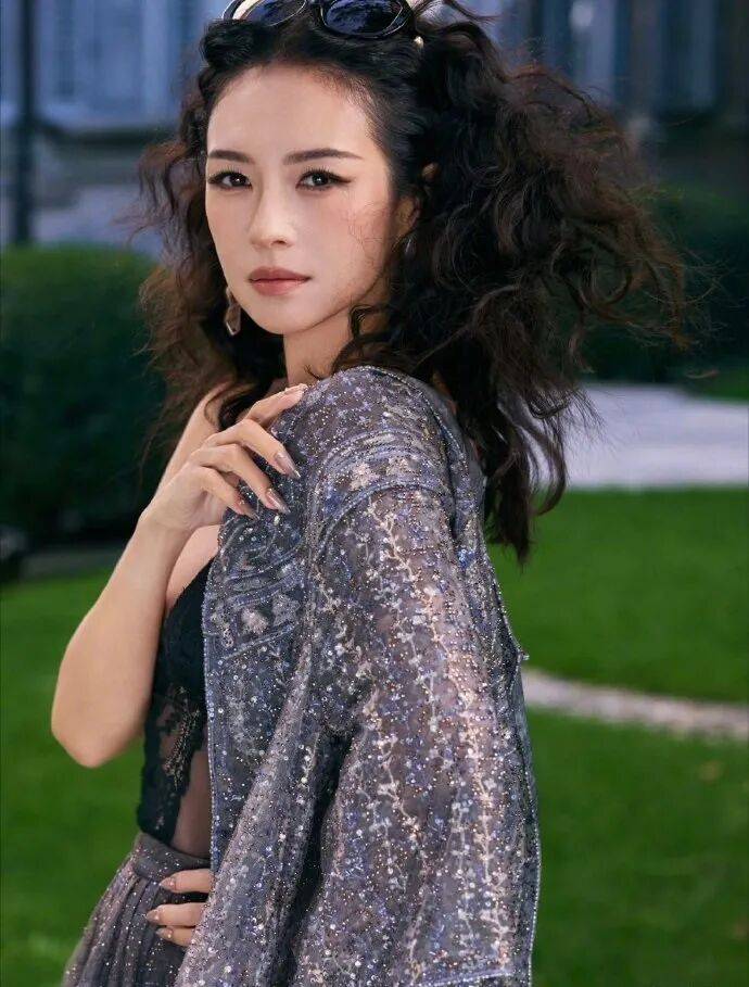 时装周上的女明星<strong></p>
<p>理财风险</strong>，秋冬氛围感一键封顶！