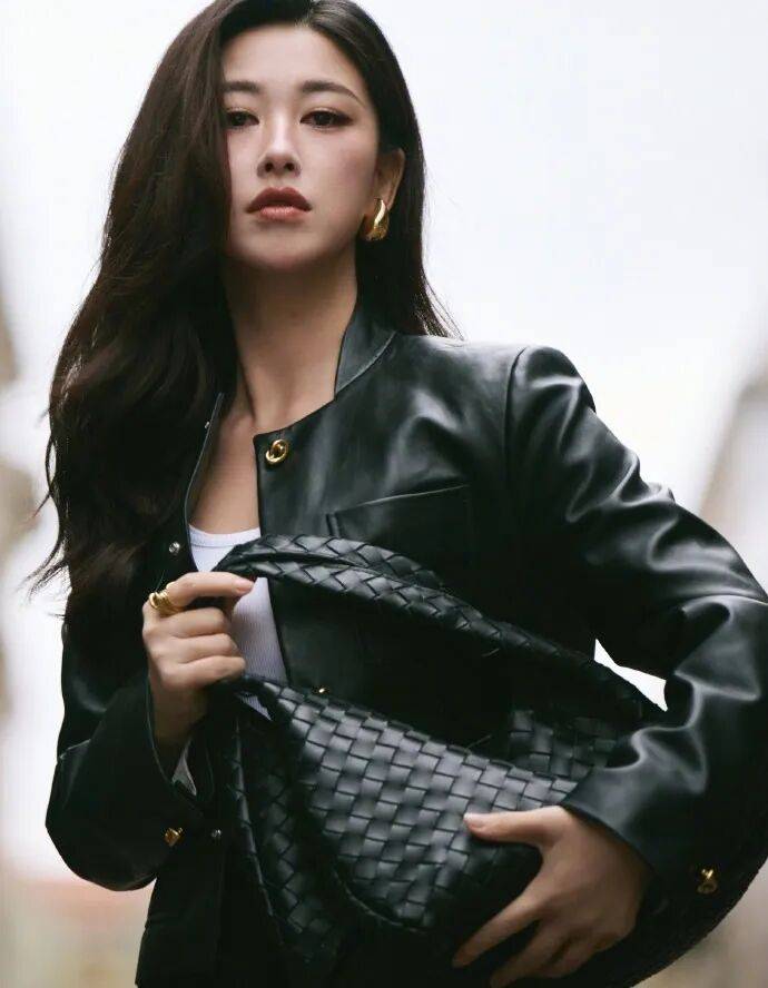 时装周上的女明星<strong></p>
<p>理财风险</strong>，秋冬氛围感一键封顶！