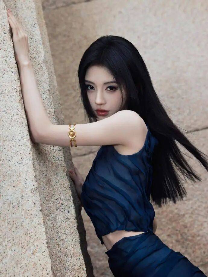 时装周上的女明星<strong></p>
<p>理财风险</strong>，秋冬氛围感一键封顶！