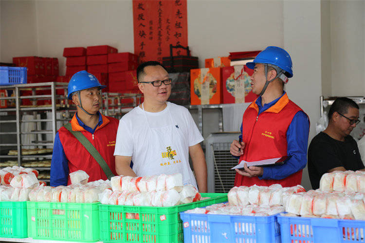 阖家团圆时<strong></p>
<p>风险低的理财</strong>，他们守护蓉城灯火