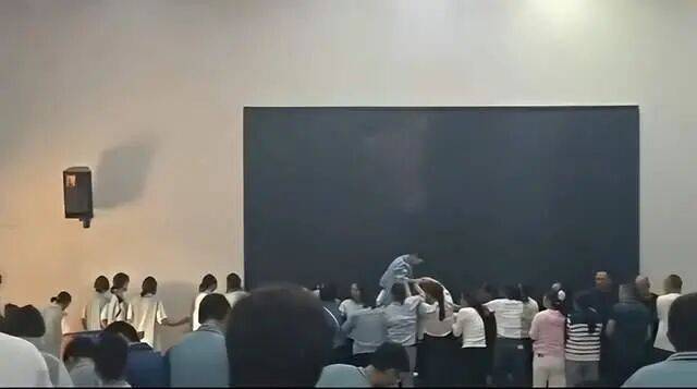 家长们跪成一排<strong></p>
<p>风险低的理财</strong>，学生蒙眼从背上踩过？教育局回应河南一中学举办活动引热议：正调查处理