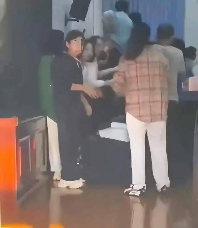 家长们跪成一排<strong></p>
<p>风险低的理财</strong>，学生蒙眼从背上踩过？教育局回应河南一中学举办活动引热议：正调查处理