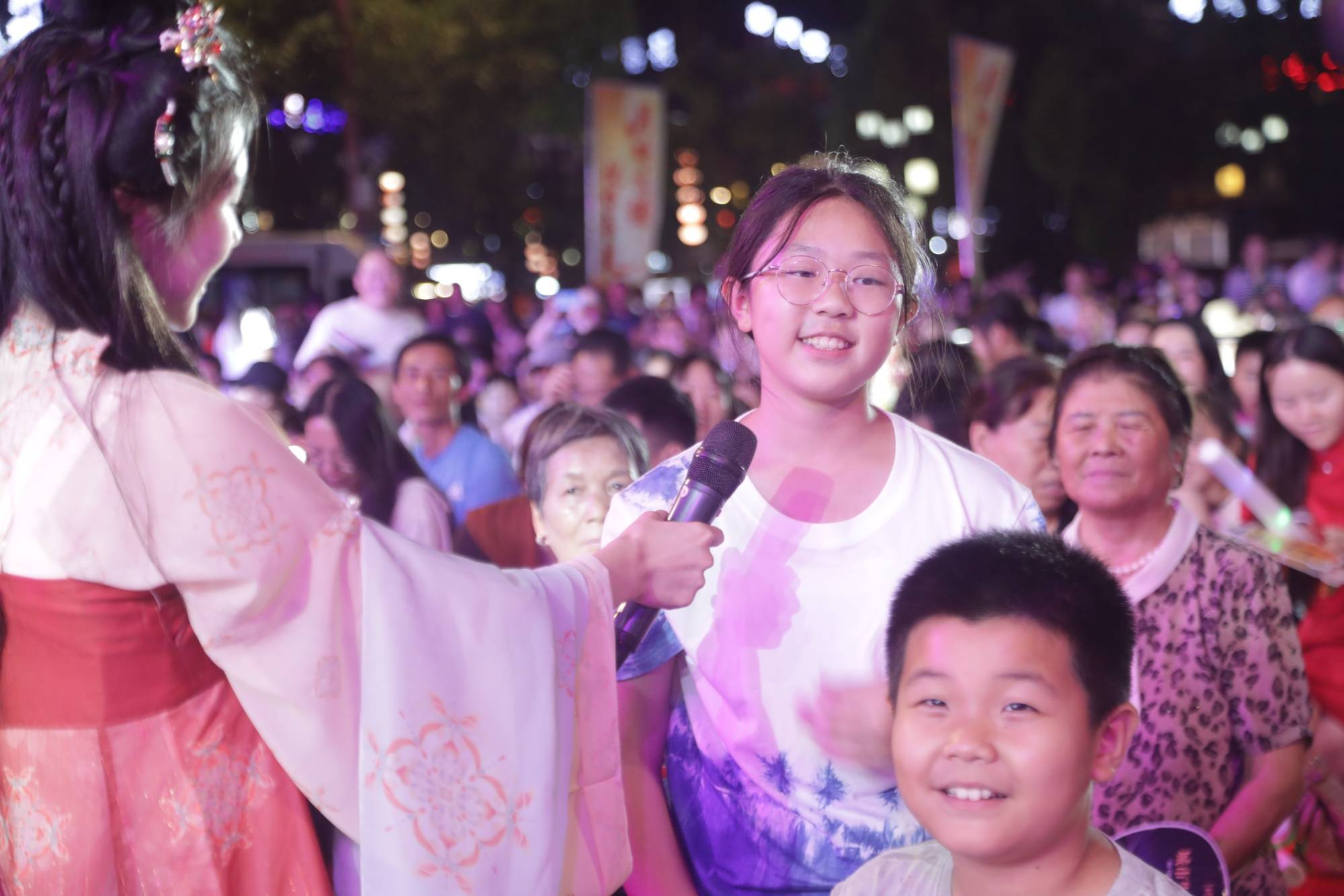 月映火塘 悦唱荔波<strong></p>
<p>风险低的理财</strong>！这场中秋音乐晚会点燃团圆夜