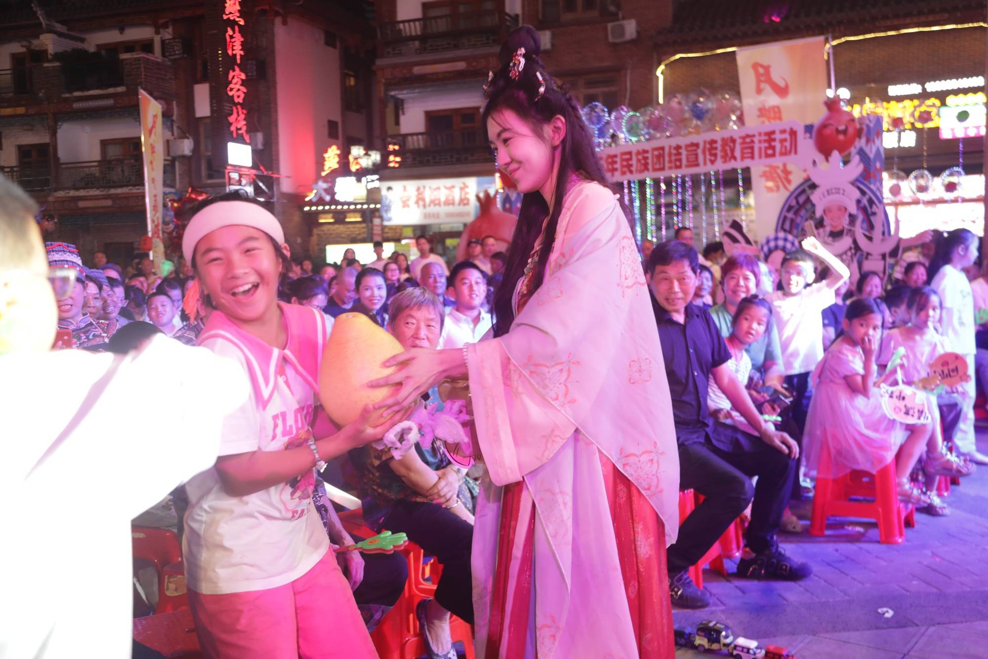 月映火塘 悦唱荔波<strong></p>
<p>风险低的理财</strong>！这场中秋音乐晚会点燃团圆夜