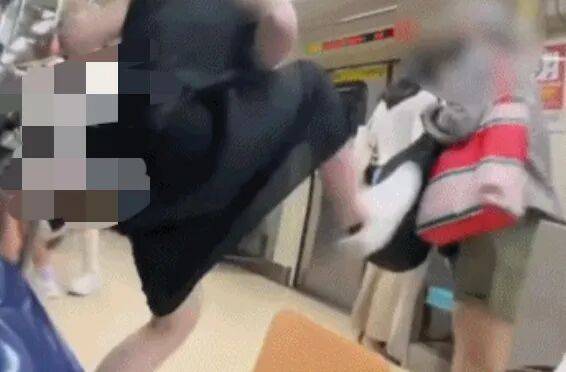 73岁老太地铁逼年轻人让座<strong></p>
<p>风险低的理财</strong>，被一脚踹飞！次日在超市闹事被捕，一查竟是通缉犯！
