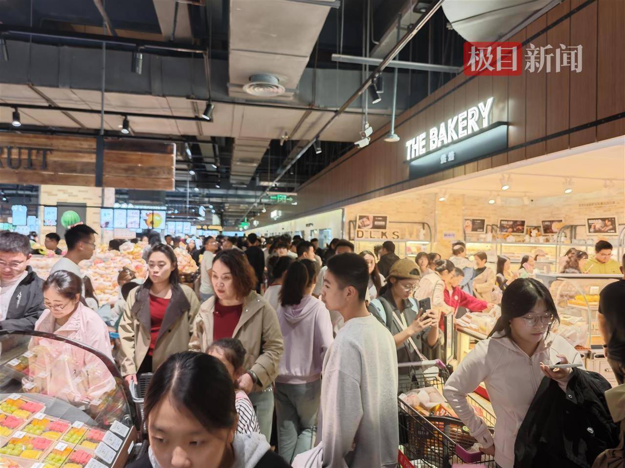 中秋夜的新乡胖东来能有多少人？多个收银口排起长队<strong></p>
<p>风险低的理财</strong>，有顾客举着购物篮在人群中穿行