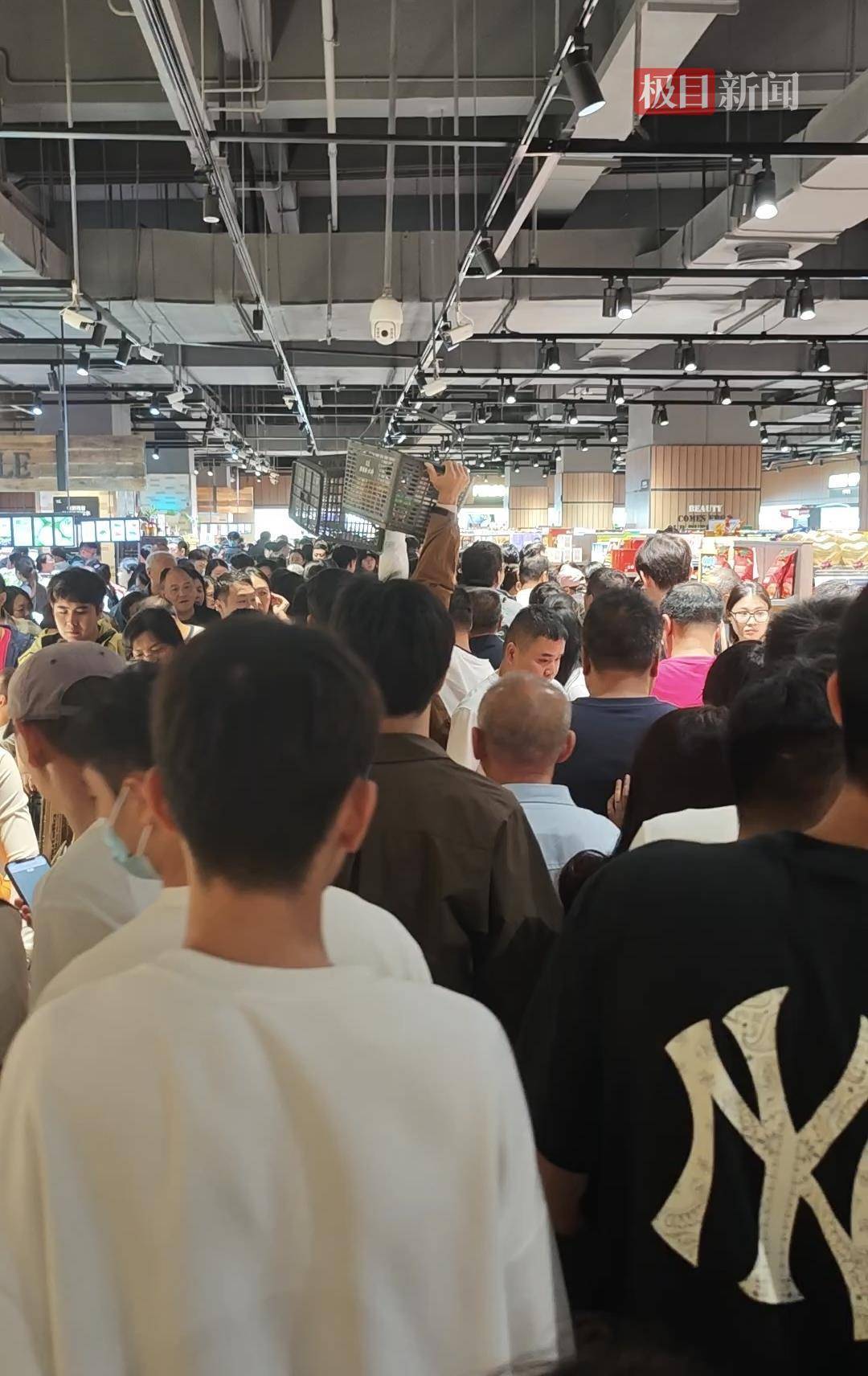 中秋夜的新乡胖东来能有多少人？多个收银口排起长队<strong></p>
<p>风险低的理财</strong>，有顾客举着购物篮在人群中穿行