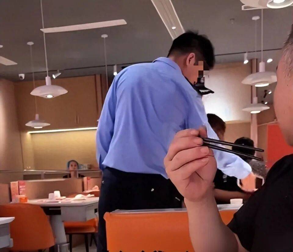 小伙和女友餐厅吃饭<strong></p>
<p>中国人理财</strong>，被民警赶来戴铐带走；警方回应：其女友与一离家女孩“撞脸”，错抓已道歉