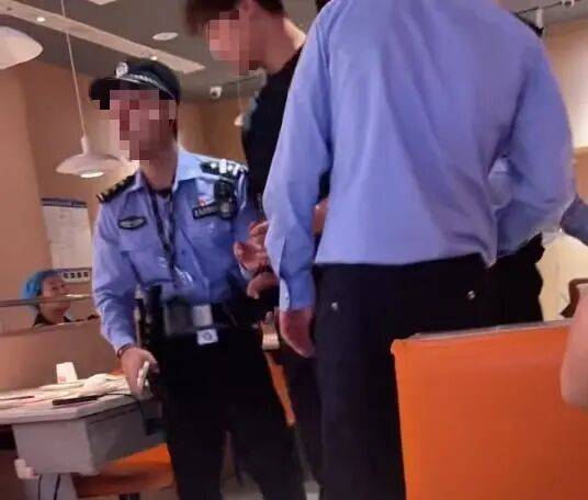 小伙和女友餐厅吃饭<strong></p>
<p>中国人理财</strong>，被民警赶来戴铐带走；警方回应：其女友与一离家女孩“撞脸”，错抓已道歉