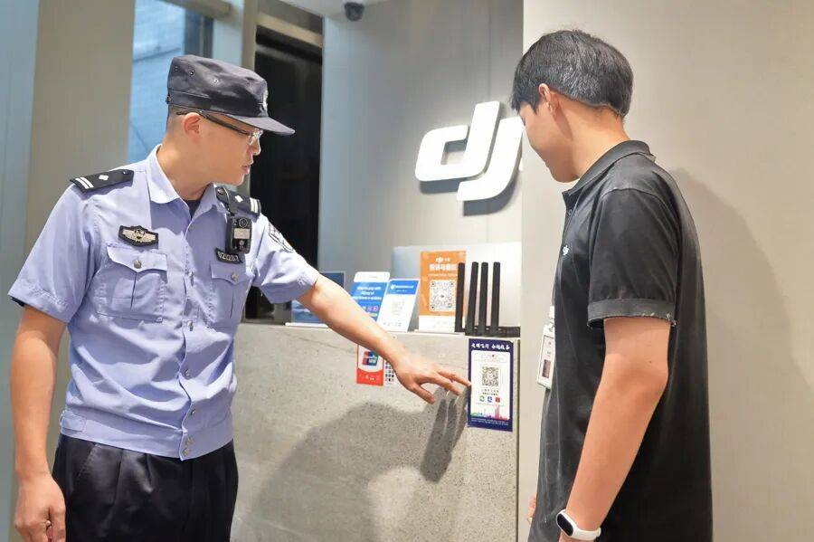 突然群发<strong></p>
<p>券商理财产品</strong>！大批上海市民收到警方短信！全市爆火网红已被锁定...有爸爸因孩子违规被罚款