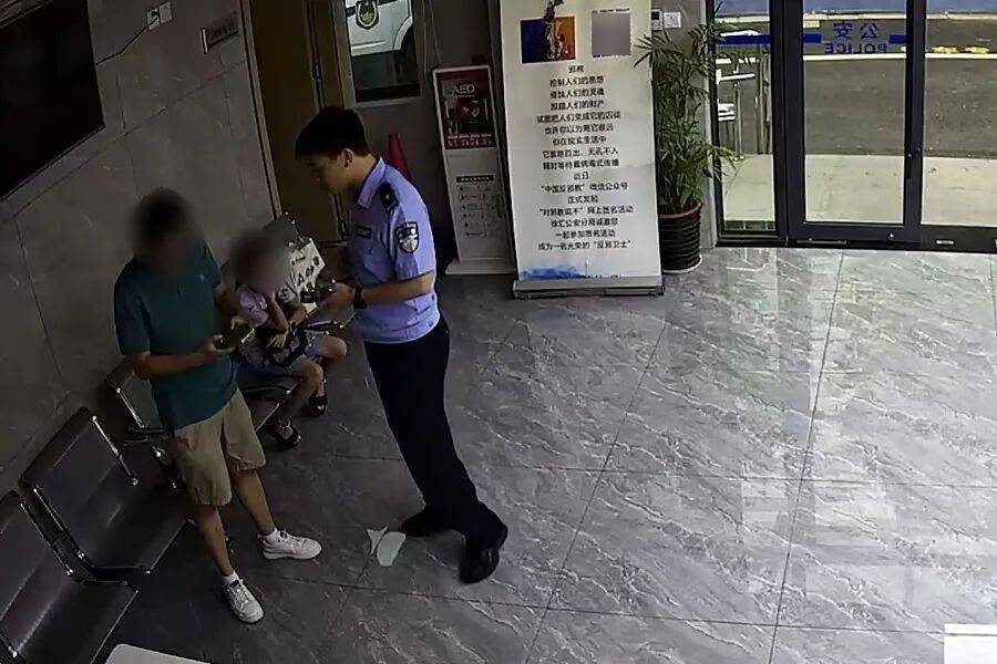 突然群发<strong></p>
<p>券商理财产品</strong>！大批上海市民收到警方短信！全市爆火网红已被锁定...有爸爸因孩子违规被罚款