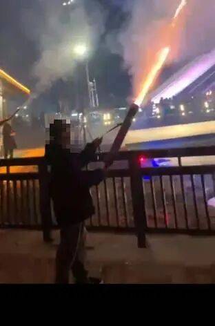 10岁男孩被烟花击中头部身亡<strong></p>
<p>公募理财</strong>，14岁嫌疑人被告上法庭，最新进展→