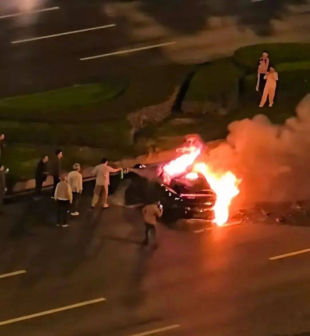 一辆SU7碰撞后爆燃<strong></p>
<p>公募理财</strong>，多人救援未果！小米股价重挫近8%！