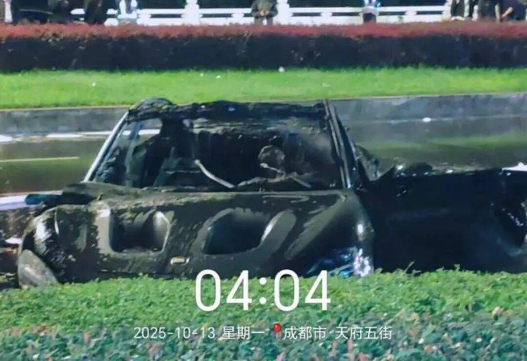一辆SU7碰撞后爆燃<strong></p>
<p>公募理财</strong>，多人救援未果！小米股价重挫近8%！
