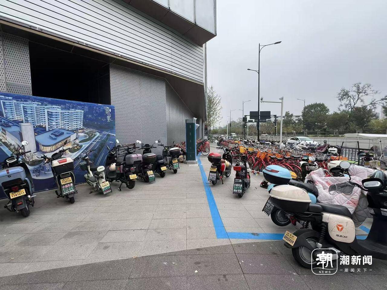 杭州临平邱山大街地铁口被电瓶车“封印”<strong></p>
<p>公募理财</strong>？城管临平中队：将加强管理