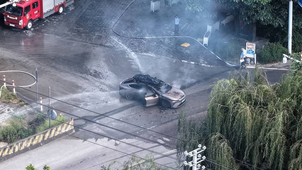 一辆蔚来牌轿车在大理一景区外起火<strong></p>
<p>如何理财最好</strong>，一家四口撤离及时无伤亡