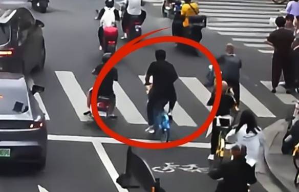 看着都疼<strong></p>
<p>哪家银行理财产品</strong>！上海街头一男子突然求助：10岁女儿被死死卡住！这个行为太危险→