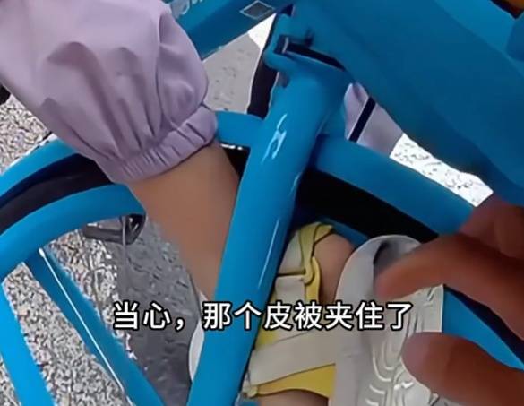 看着都疼<strong></p>
<p>哪家银行理财产品</strong>！上海街头一男子突然求助：10岁女儿被死死卡住！这个行为太危险→