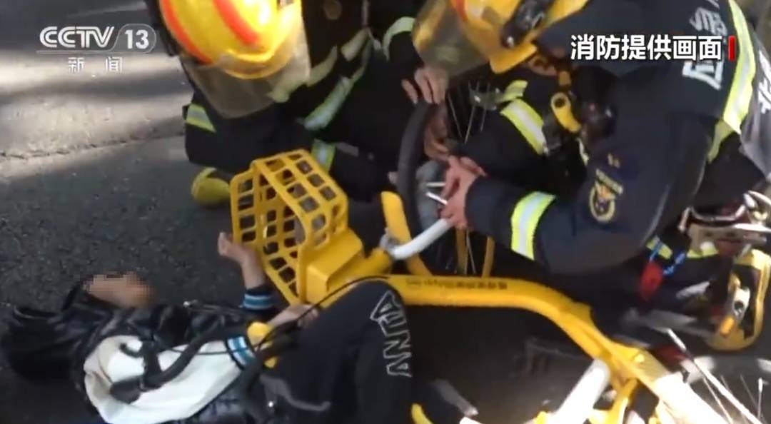 看着都疼<strong></p>
<p>哪家银行理财产品</strong>！上海街头一男子突然求助：10岁女儿被死死卡住！这个行为太危险→