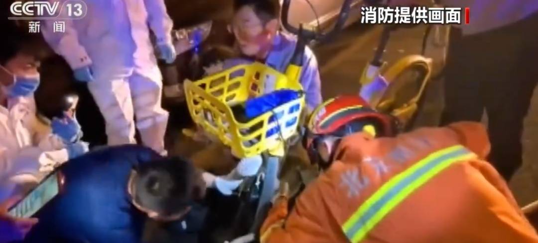 看着都疼<strong></p>
<p>哪家银行理财产品</strong>！上海街头一男子突然求助：10岁女儿被死死卡住！这个行为太危险→