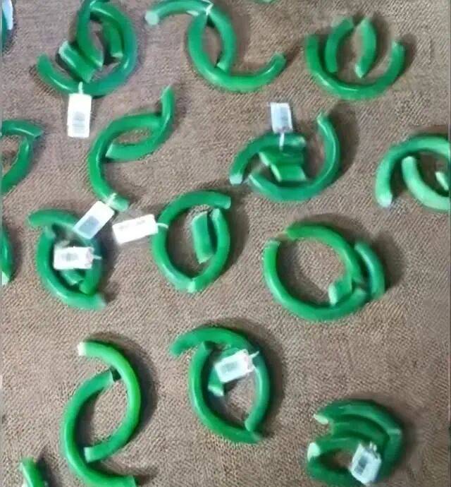 苏州一20岁店员不小心摔碎一盒玉镯损失百万<strong></p>
<p>哪家银行理财产品</strong>，老板未要赔偿安慰小伙别有压力