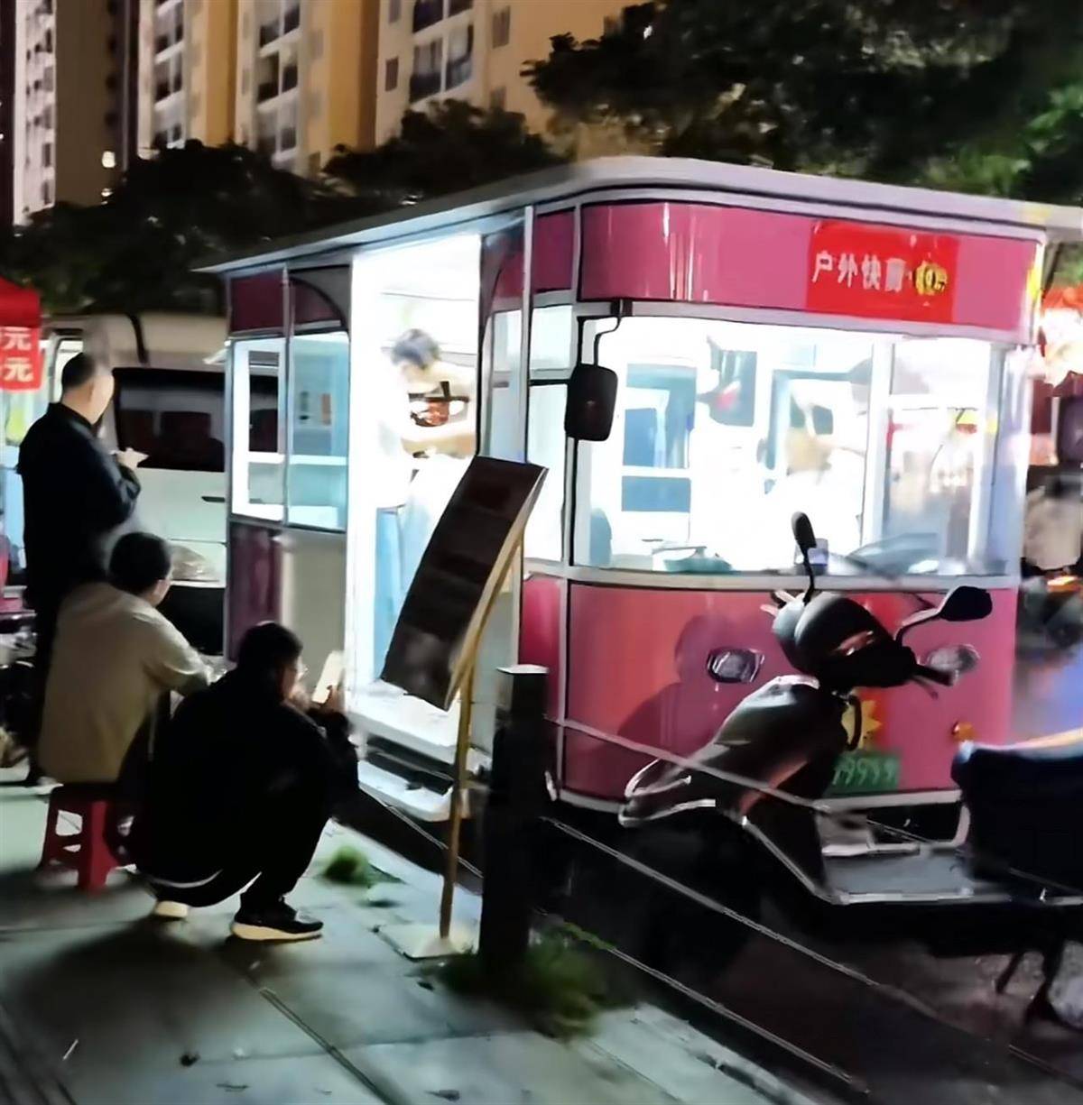 昆明现“理发摊一条街”<strong></p>
<p>高利理财</strong>，几十米内扎堆营业快剪价格均10元，目击者：这复制能力太强了